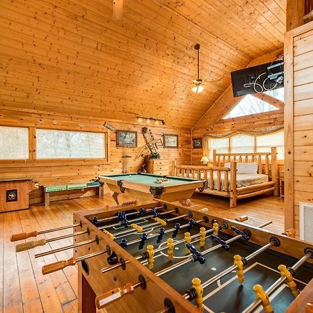 Secret Romance, 2 Bedrooms, Sleeps 8, Pool Table, Hot Tub, Arcade Gatlinburg Eksteriør bilde