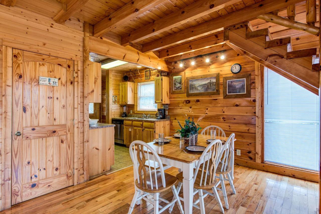Secret Romance, 2 Bedrooms, Sleeps 8, Pool Table, Hot Tub, Arcade Gatlinburg Eksteriør bilde