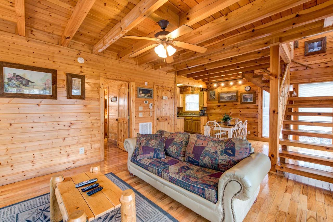 Secret Romance, 2 Bedrooms, Sleeps 8, Pool Table, Hot Tub, Arcade Gatlinburg Eksteriør bilde