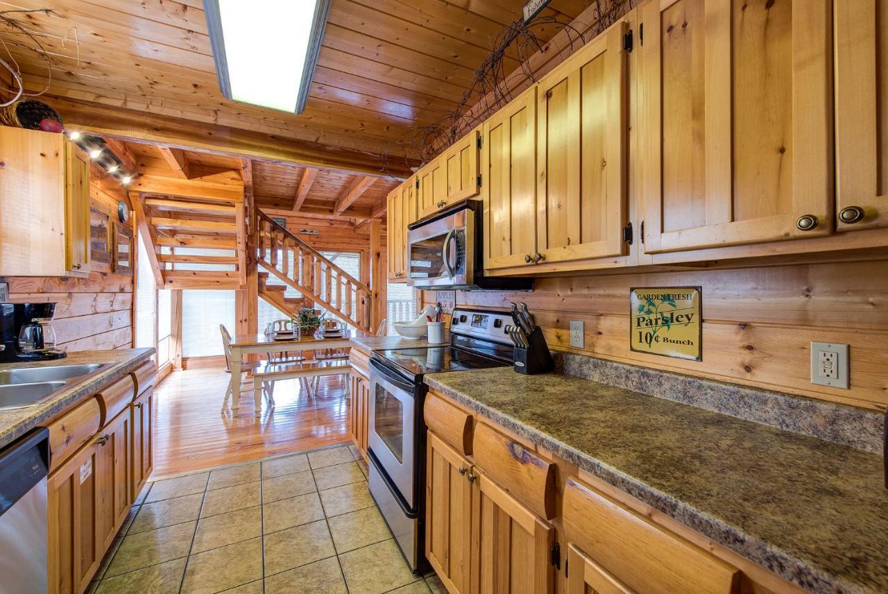 Secret Romance, 2 Bedrooms, Sleeps 8, Pool Table, Hot Tub, Arcade Gatlinburg Eksteriør bilde
