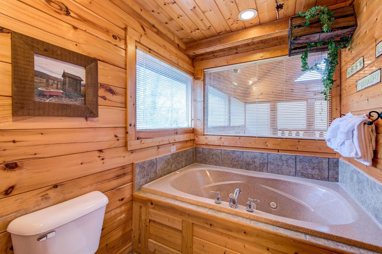 Secret Romance, 2 Bedrooms, Sleeps 8, Pool Table, Hot Tub, Arcade Gatlinburg Eksteriør bilde