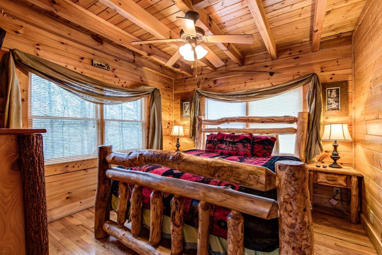 Secret Romance, 2 Bedrooms, Sleeps 8, Pool Table, Hot Tub, Arcade Gatlinburg Eksteriør bilde