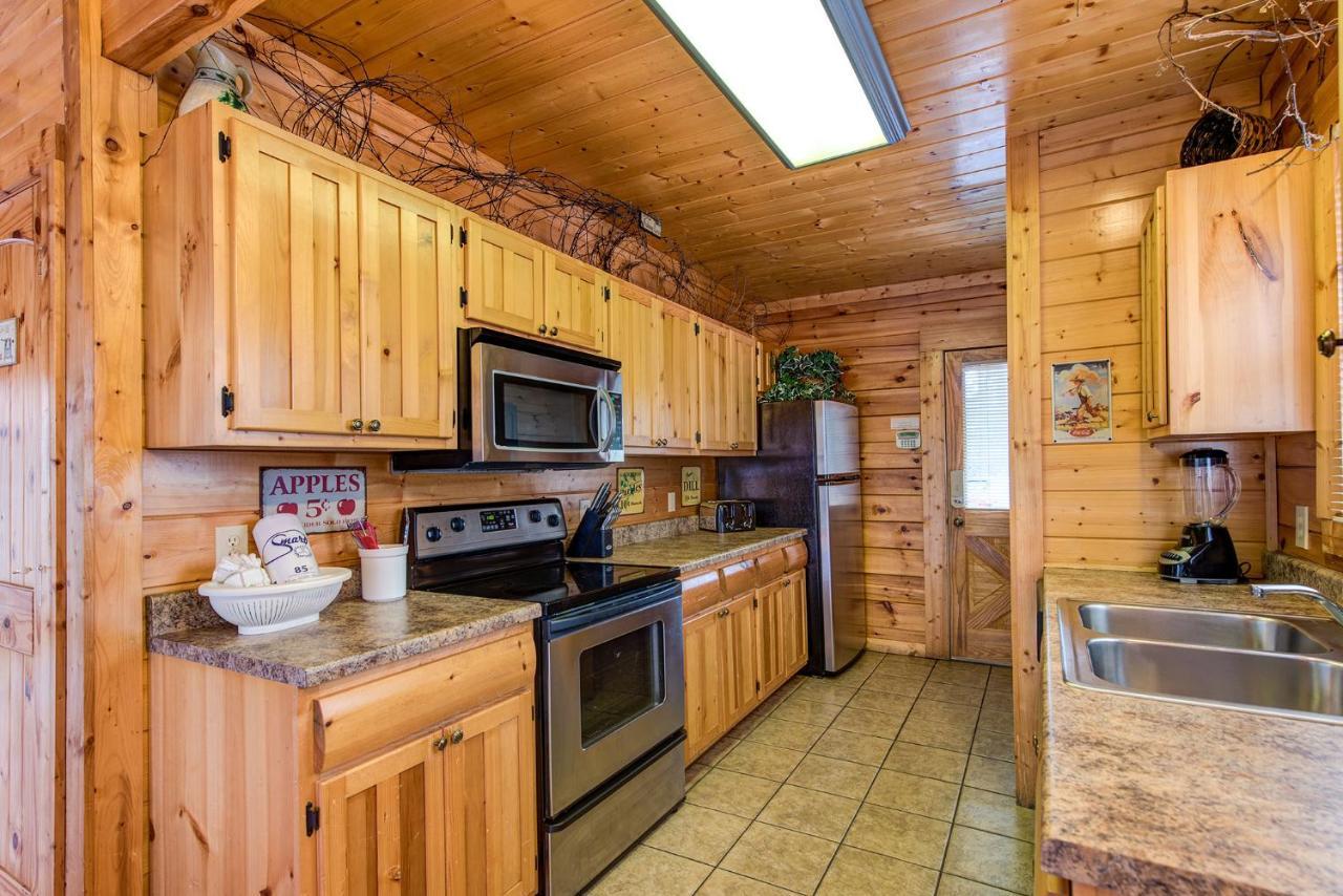 Secret Romance, 2 Bedrooms, Sleeps 8, Pool Table, Hot Tub, Arcade Gatlinburg Eksteriør bilde