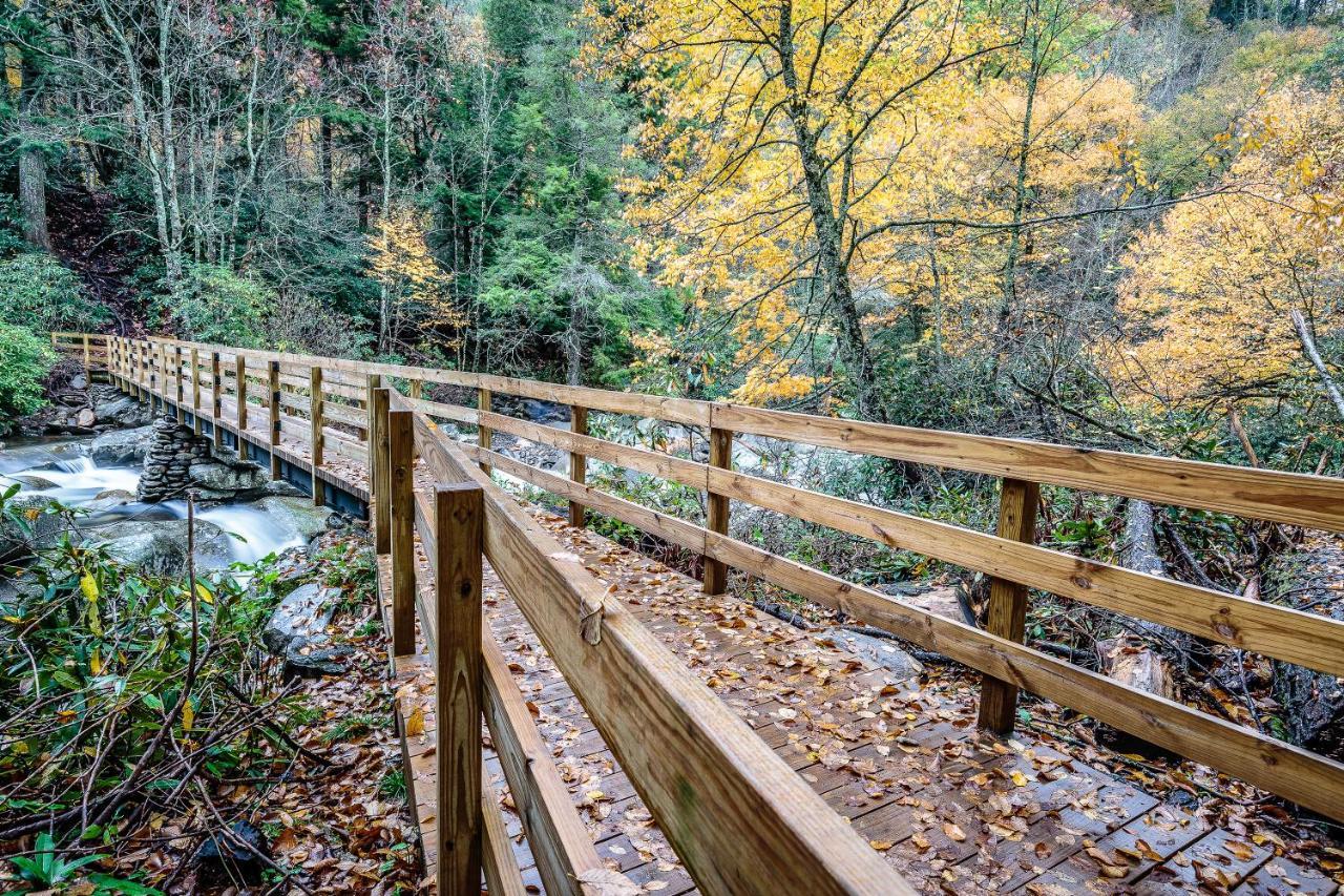 Secret Romance, 2 Bedrooms, Sleeps 8, Pool Table, Hot Tub, Arcade Gatlinburg Eksteriør bilde