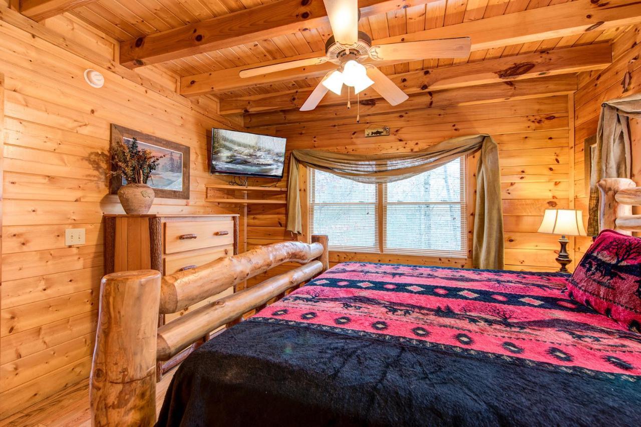 Secret Romance, 2 Bedrooms, Sleeps 8, Pool Table, Hot Tub, Arcade Gatlinburg Eksteriør bilde