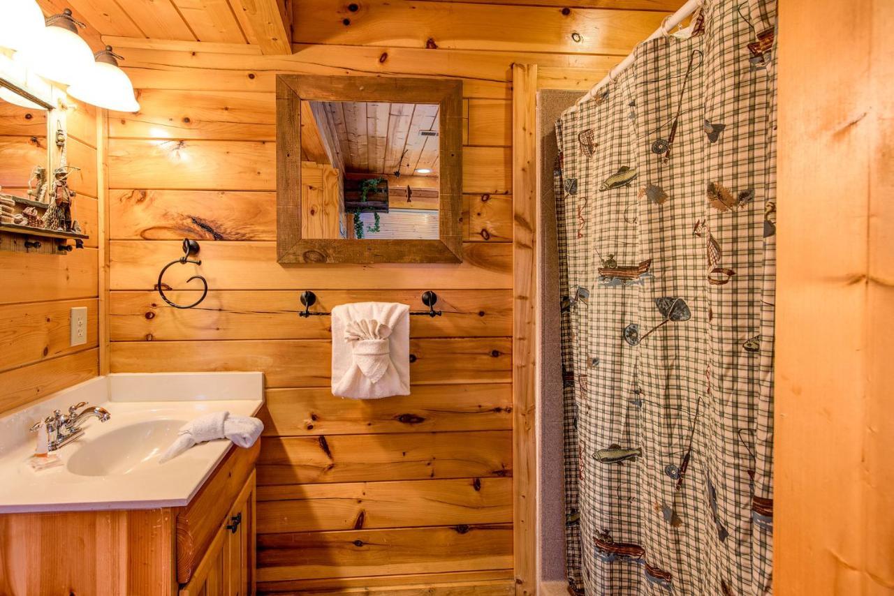 Secret Romance, 2 Bedrooms, Sleeps 8, Pool Table, Hot Tub, Arcade Gatlinburg Eksteriør bilde