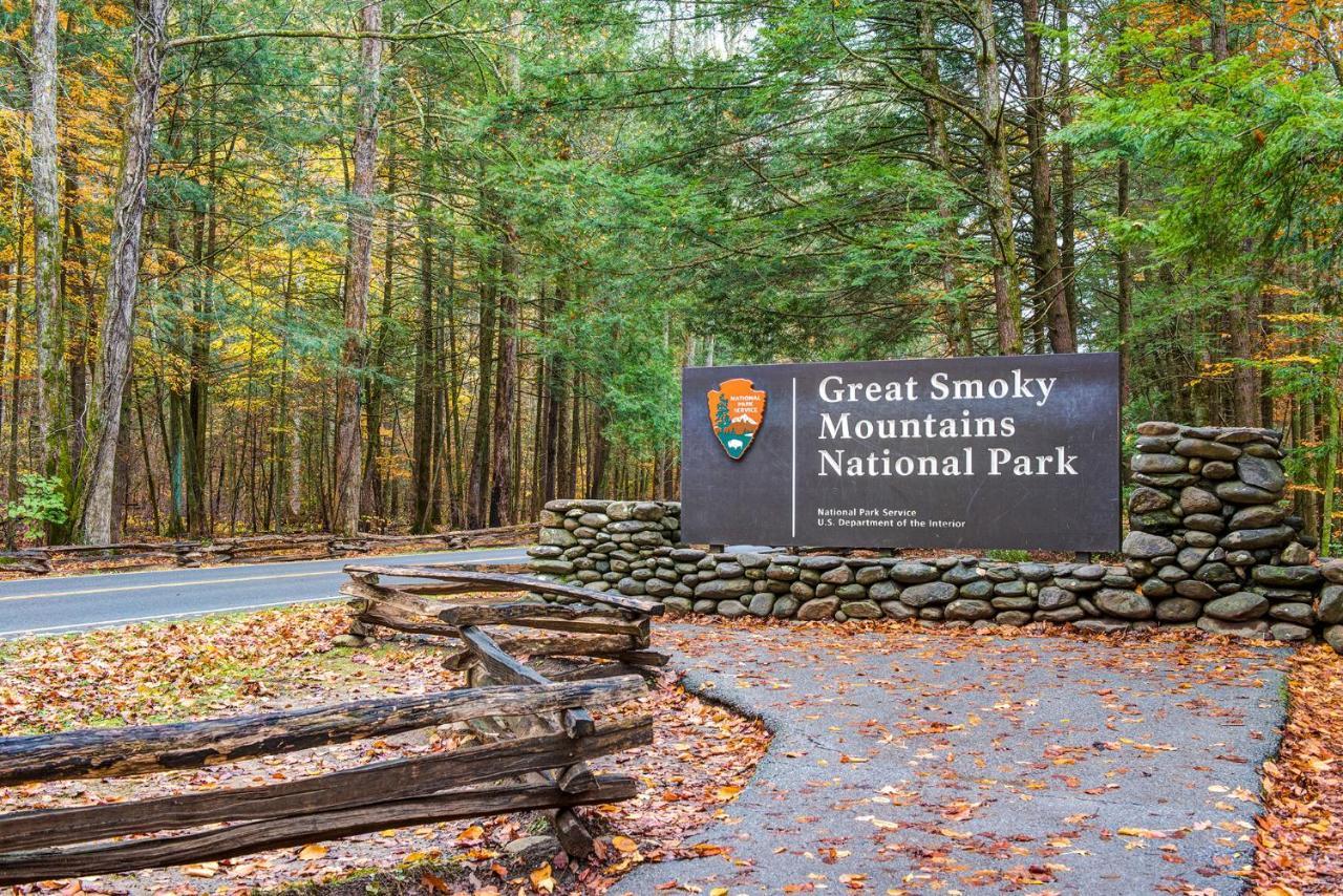 Secret Romance, 2 Bedrooms, Sleeps 8, Pool Table, Hot Tub, Arcade Gatlinburg Eksteriør bilde