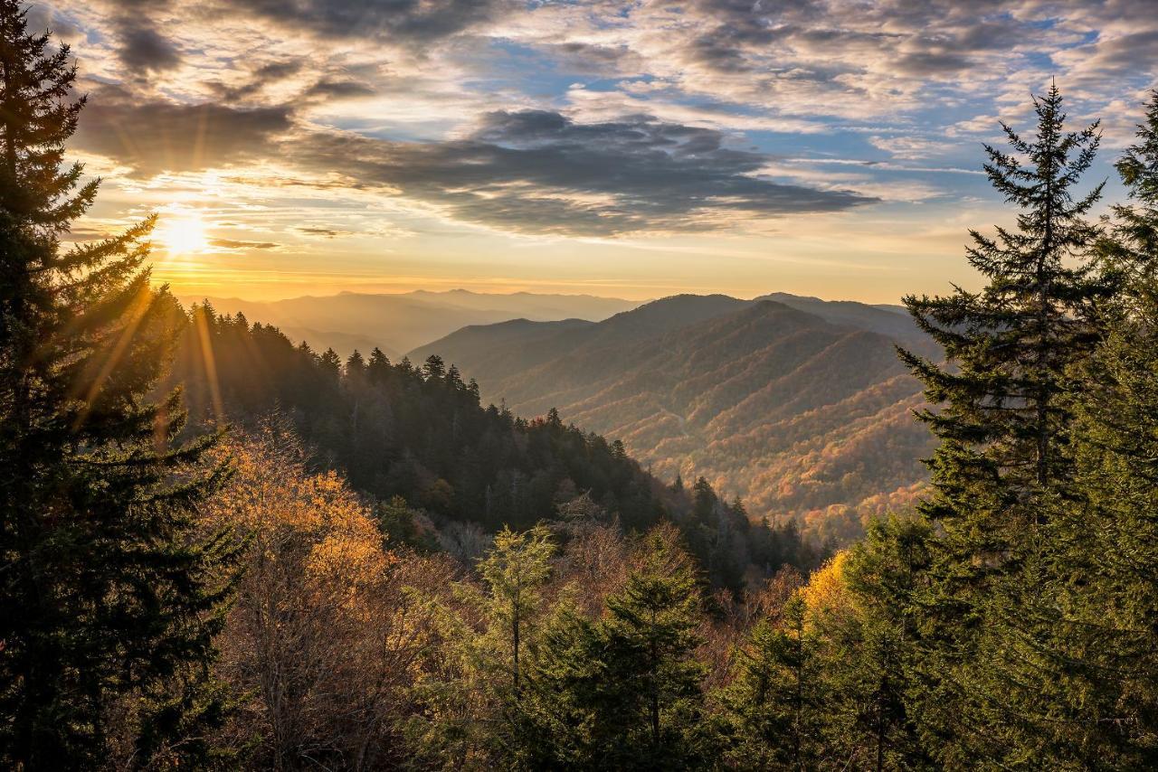 Secret Romance, 2 Bedrooms, Sleeps 8, Pool Table, Hot Tub, Arcade Gatlinburg Eksteriør bilde